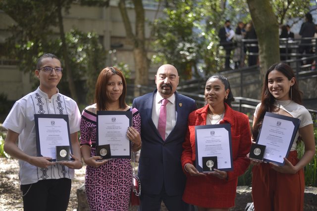Estudiantes de la FES Acatlán reciben la medalla al servicio social 