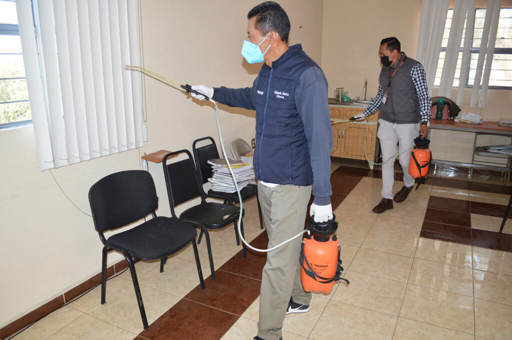 Sanitizan escuelas de nivel medio superior en Chimalhuacán para evitar contagios Covid-19