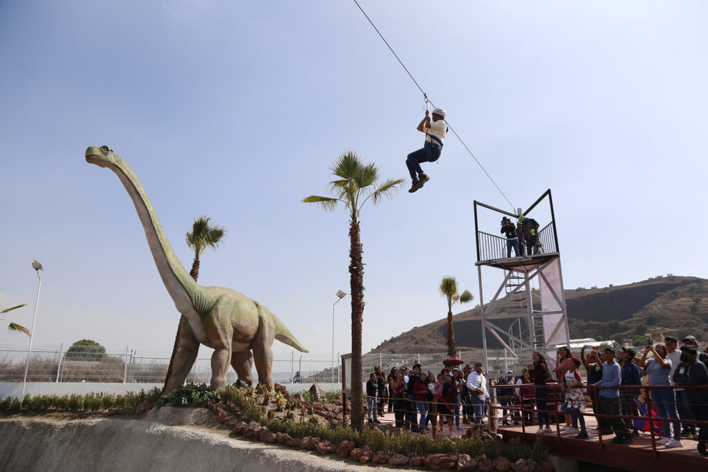 Miles de familias asisten a la inauguración del Parque de Dinosaurios  