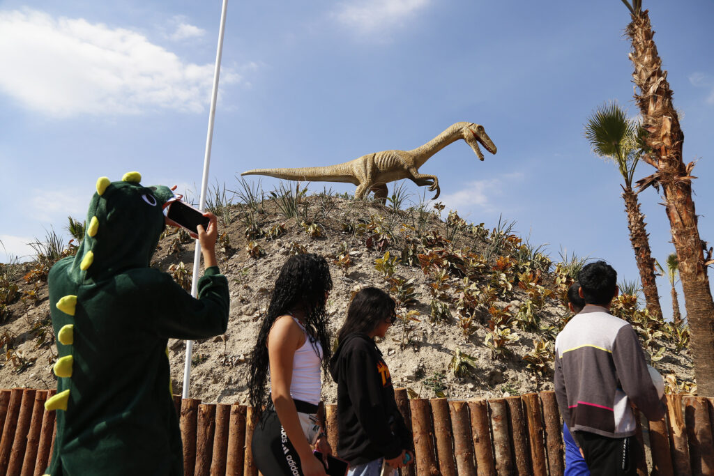 Miles de familias asisten a la inauguración del Parque de Dinosaurios  
