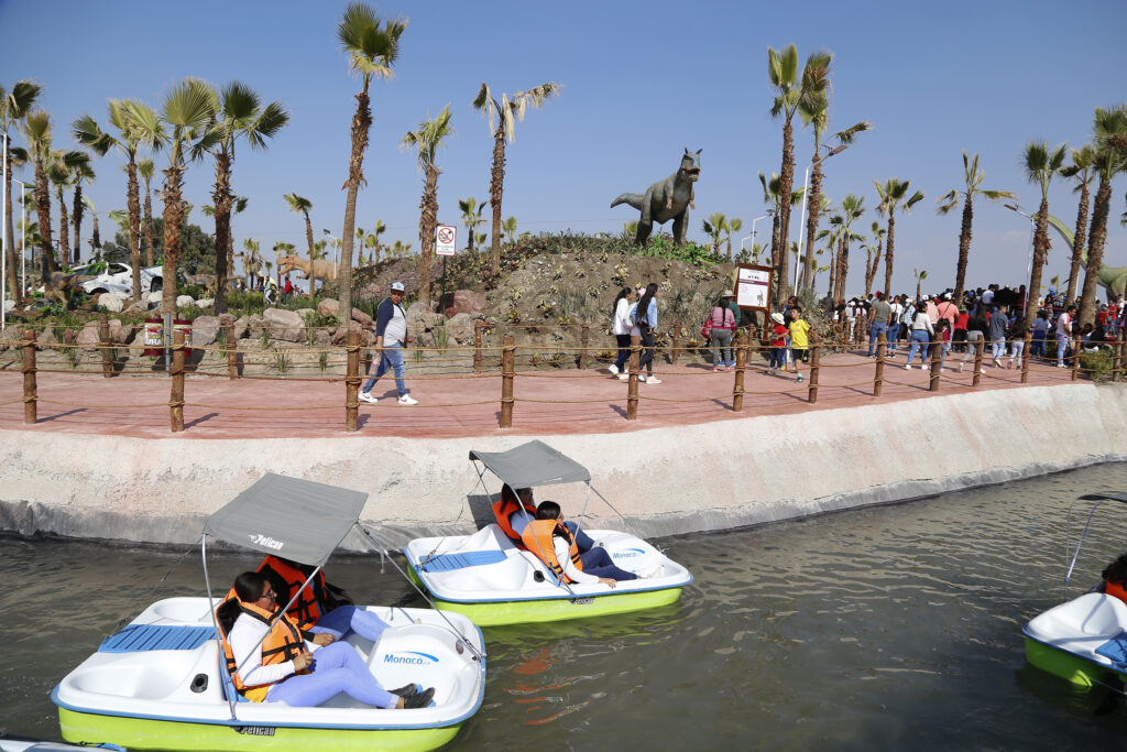 Miles de familias asisten a la inauguración del Parque de Dinosaurios “Chimalpark”, en Chimalhuacán