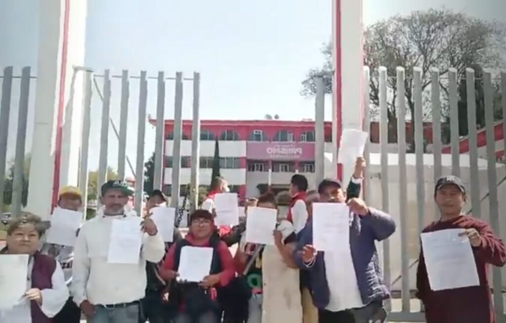Centenares de priistas de Ecatepec renuncian a su partido y se adhieren a Morena