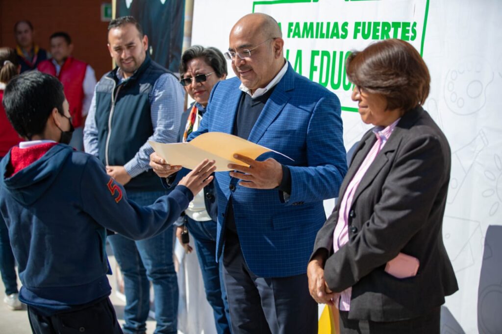 Benefician con becas a estudiantes con discapacidad, en Coacalco