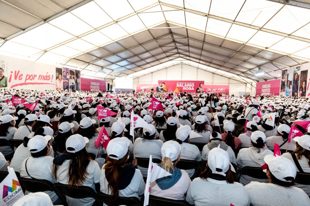 Entrega gobernador Edomex tarjetas de Salario Rosa a mujeres de doce municipios, en Coacalco