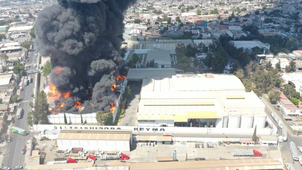 Controlan bomberos incendio en fábrica de plásticos en Ecatepec; apoyan industriales