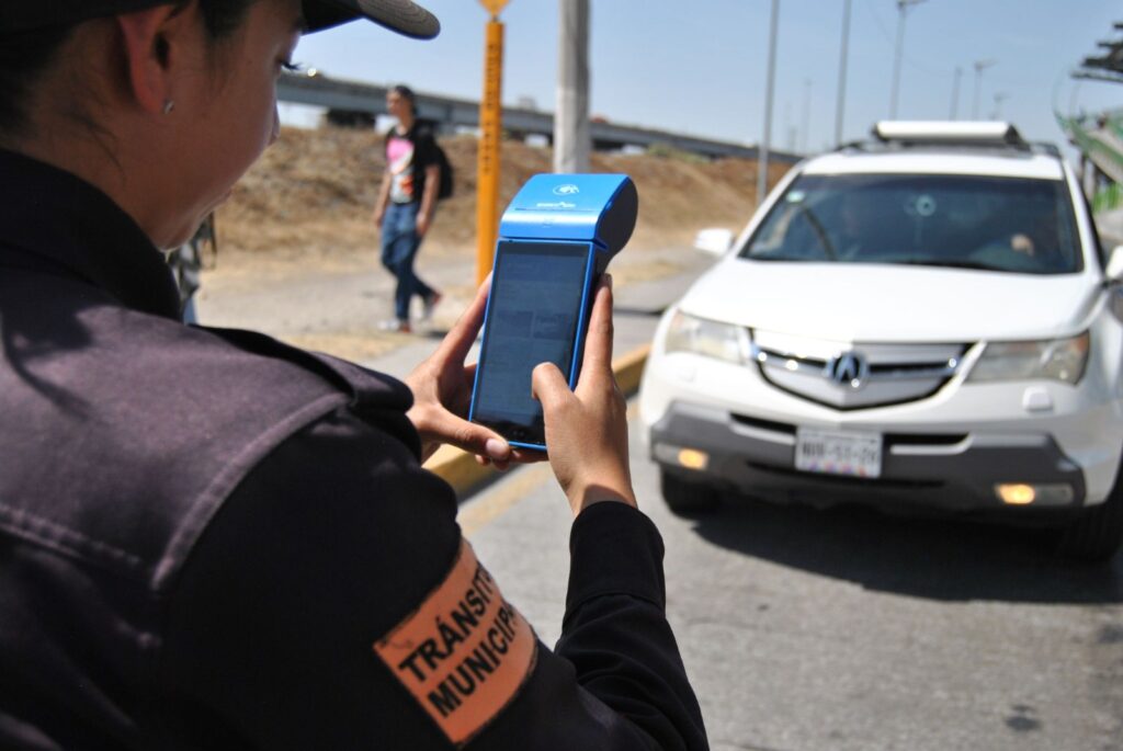 Aplican primeras multas a automovilistas por invadir carril del Mexibús, en Ecatepec