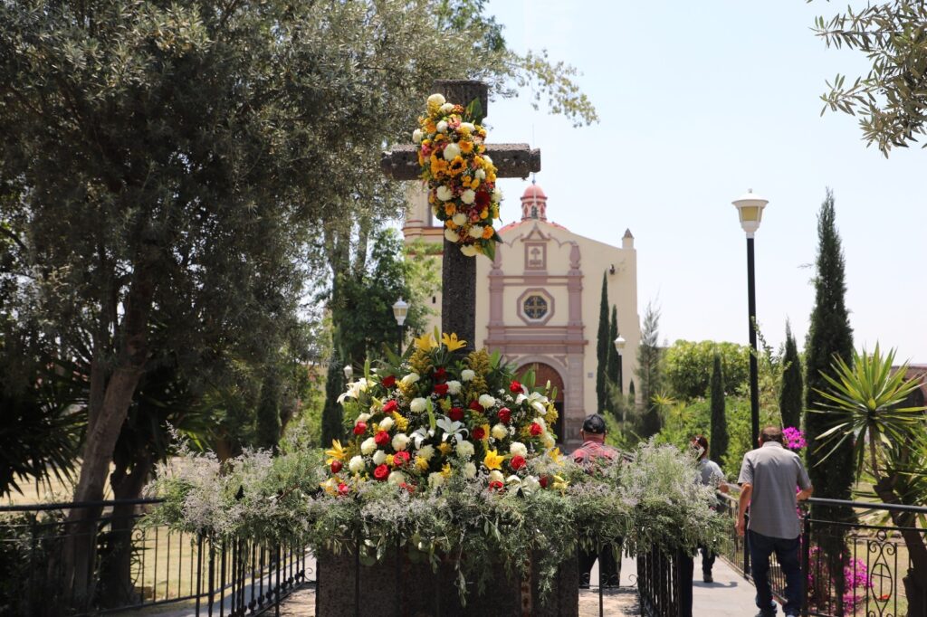 Festeja Tecámac a su Cruz Atrial, símbolo religioso y de respeto a su pasado indígena