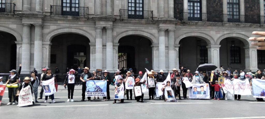 Marchan madres y exigen a candidatas al gobierno Edomex propuestas claras para combatir inseguridad y evitar fabricación de delitos