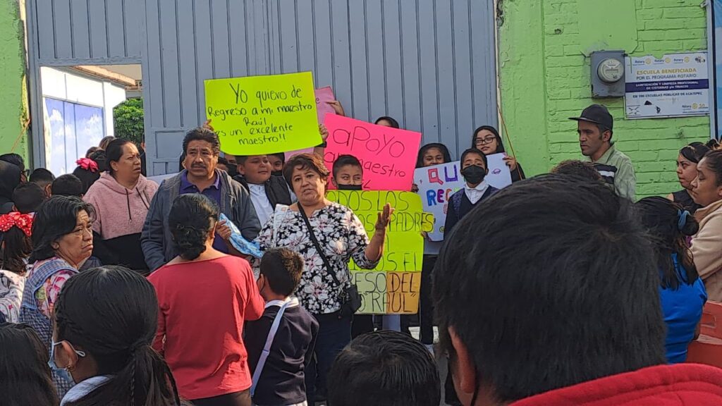 Exigen padres de familia restitución de docente en primaria de Ecatepec