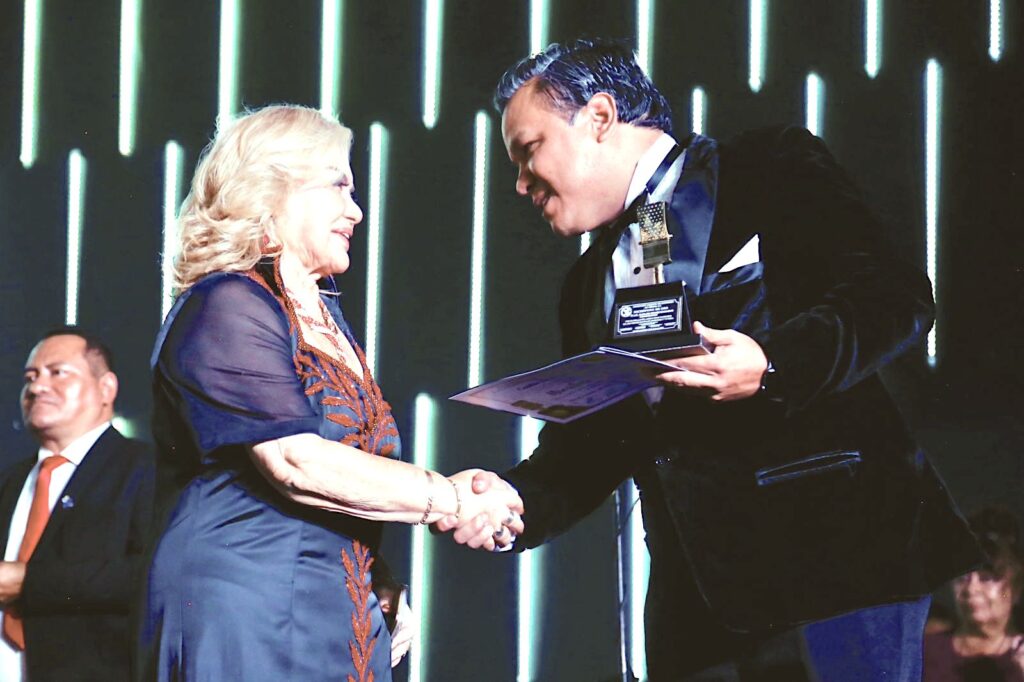 Locutores reconocen a Carlos Gómez Camacho con el “Micrófono de Oro 2023”