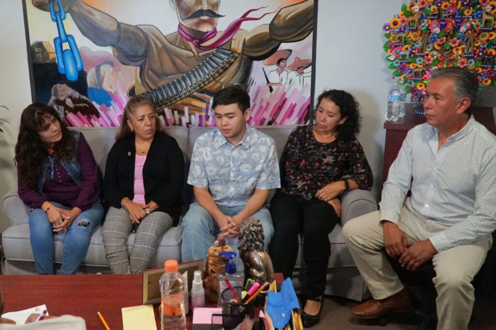 Ecatepec apoya a estudiante que competirá en Olimpiada Internacional de Biología en Dubai