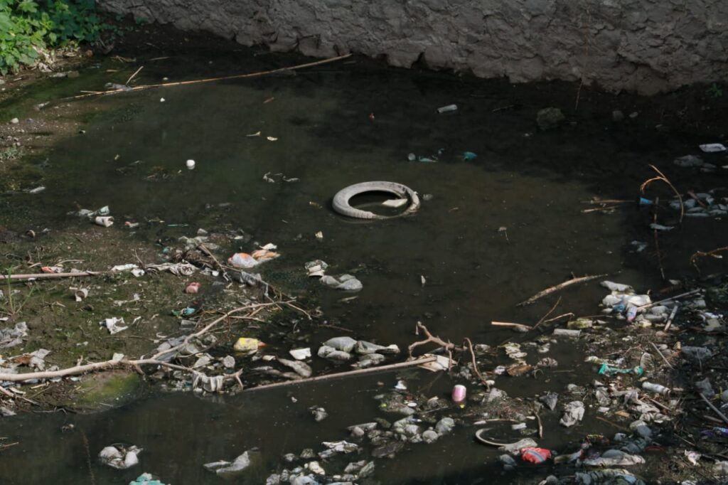 Advierten riesgo de inundación por azolve de barranca, en Ecatepec