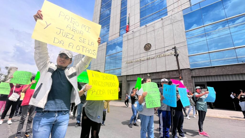 Vecinos «cargan» contra jueces y magistrados por otorgar amparos a priistas que los dejan sin agua, en Ecatepec