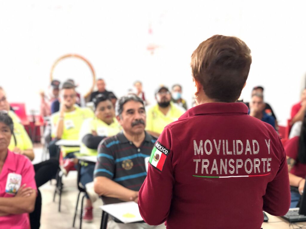 Capacitan a conductores de transporte escolar para prevenir percances, en Ecatepec