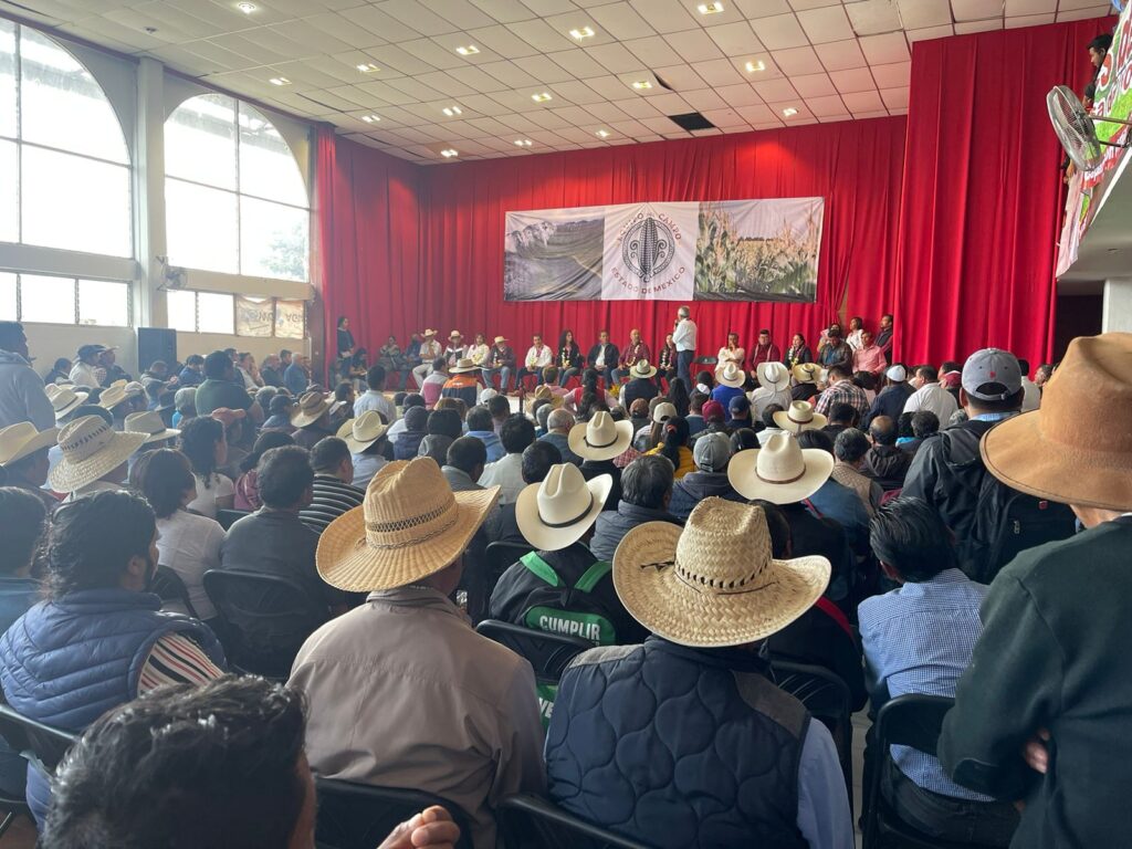 Campesinos e indígenas a favor de distribución de Libros de Texto Gratuitos en el Edomex