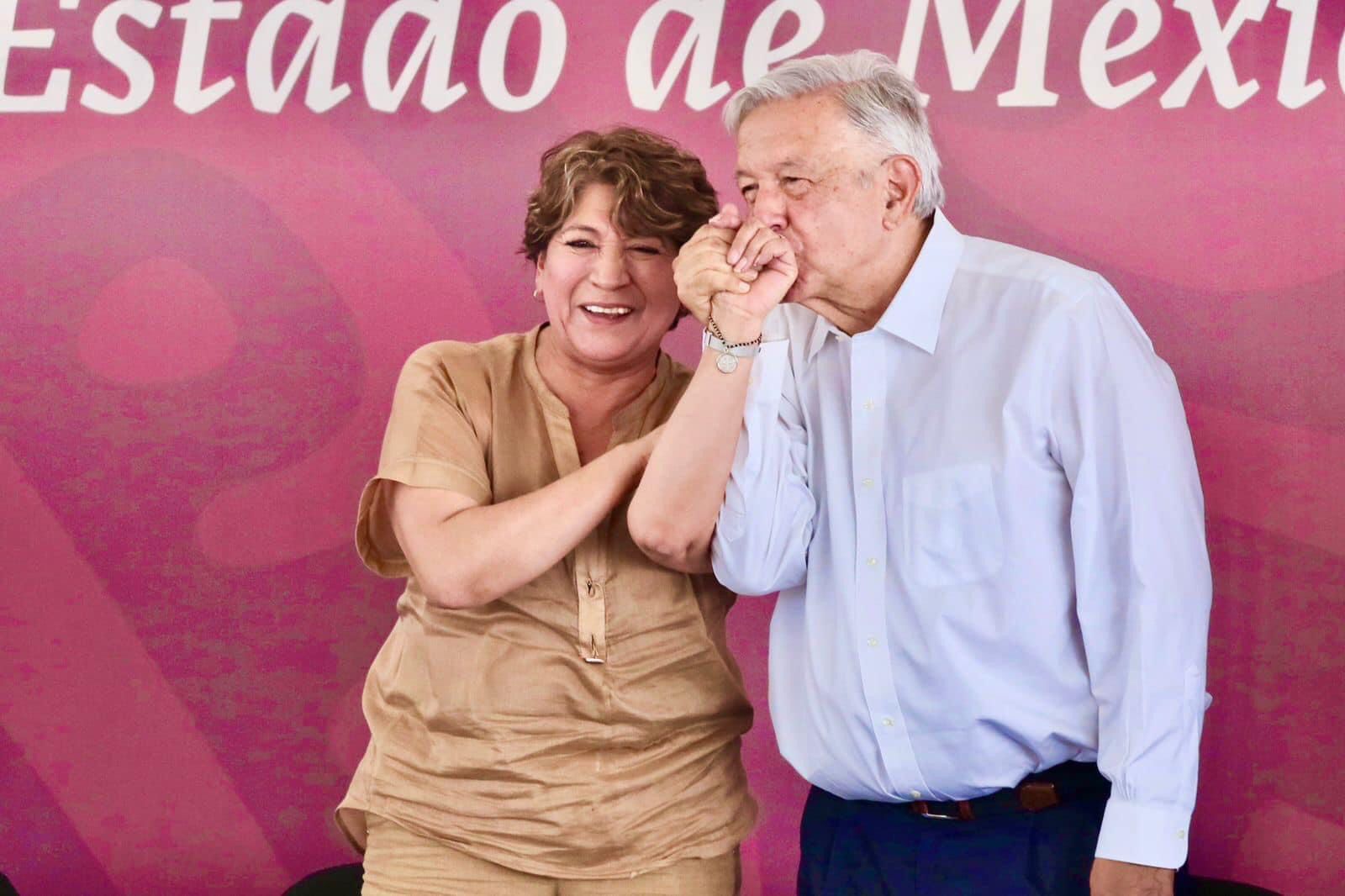 Delfina-AMLO beso