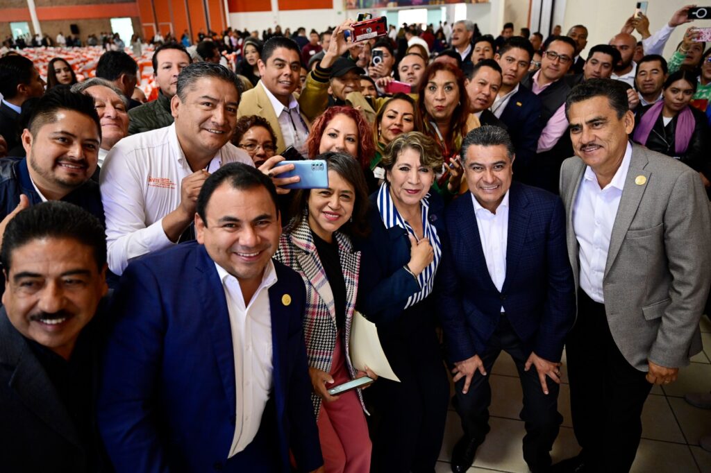 Entrega gobernadora Delfina Gómez Álvarez basificaciones al magisterio mexiquense