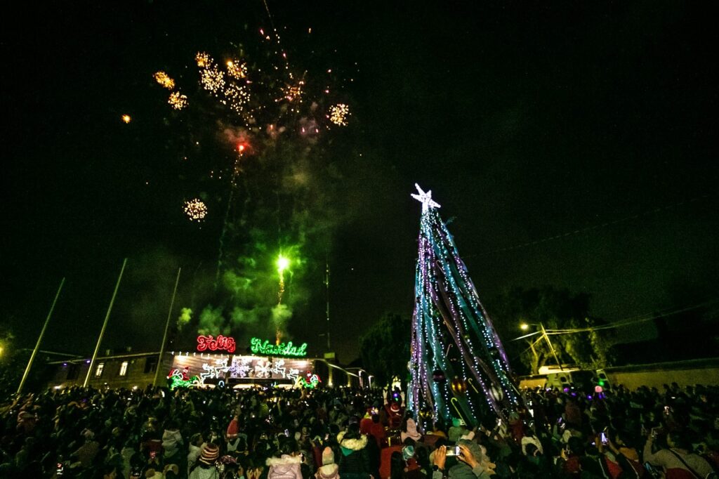 Con encendido de árbol monumental iniciaron fiestas navideñas en Coacalco