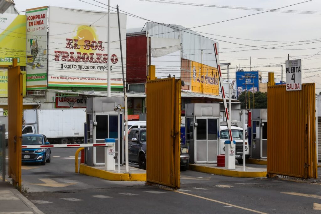 Denuncian abusos por cobro de estacionamiento en la Central de Abastos de Ecatepec; piden sanciones