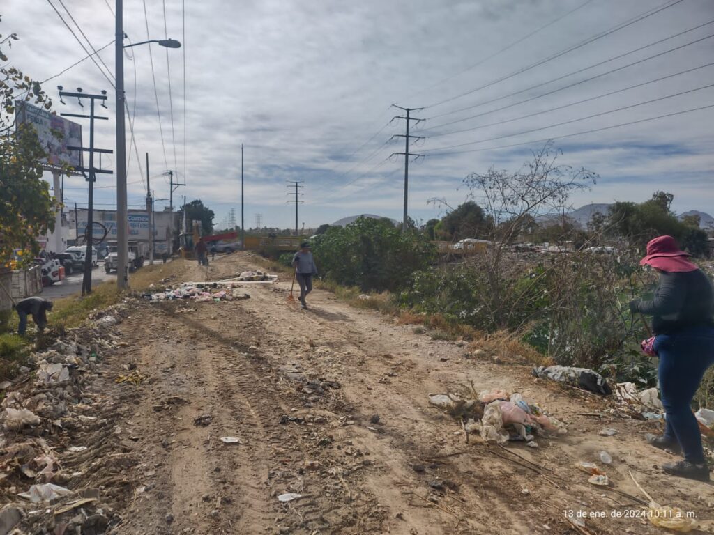 Reforzaron labores de limpieza en el margen del canal Río de la Compañía, en Chimalhuacán