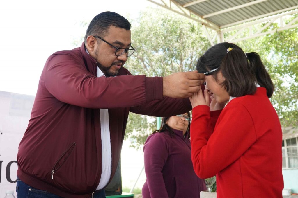 Entregan 7 mil lentes a alumnos de bajos recursos en Ecatepec