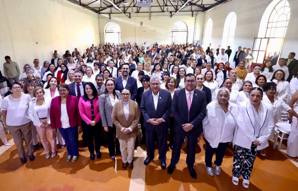 Toman protesta Redes de Mujeres Constructoras de Paz de la Sección 11 del SNTE