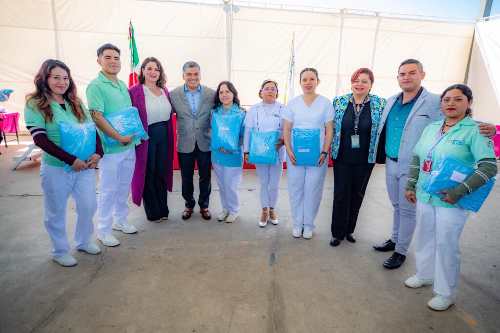 Dona DIF Coacalco batas quirúrgicas a estudiantes de la Universidad ETAC 