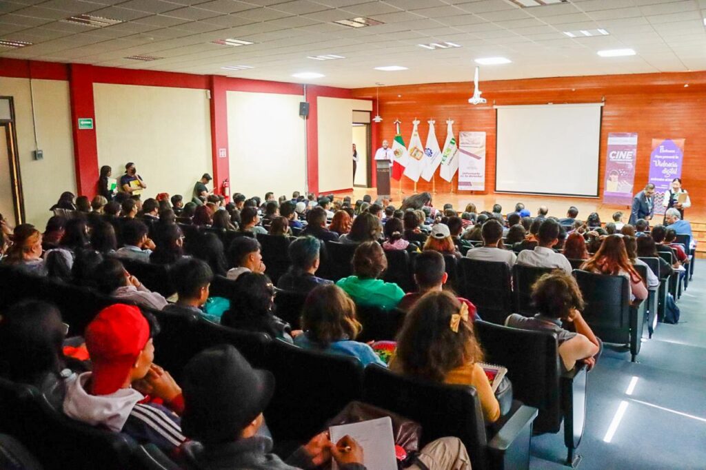 Realizan cine conversatorio «Prevención de la Violencia Digital», en el TES de Chimalhuacán