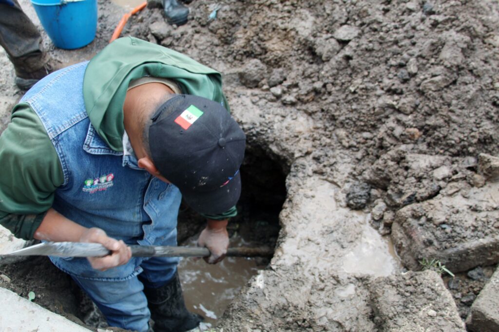 Ecatepec: autoridades trabajan en la reparación de tubería fracturada para restablecer suministro de agua potable