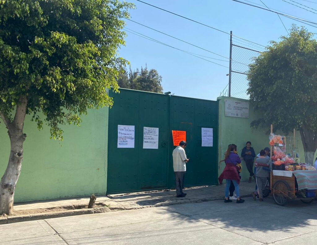 Tianguistas generan conflicto en escuela primaria de Chimalhuacán; piden intervención de gobernadora Delfina Gómez