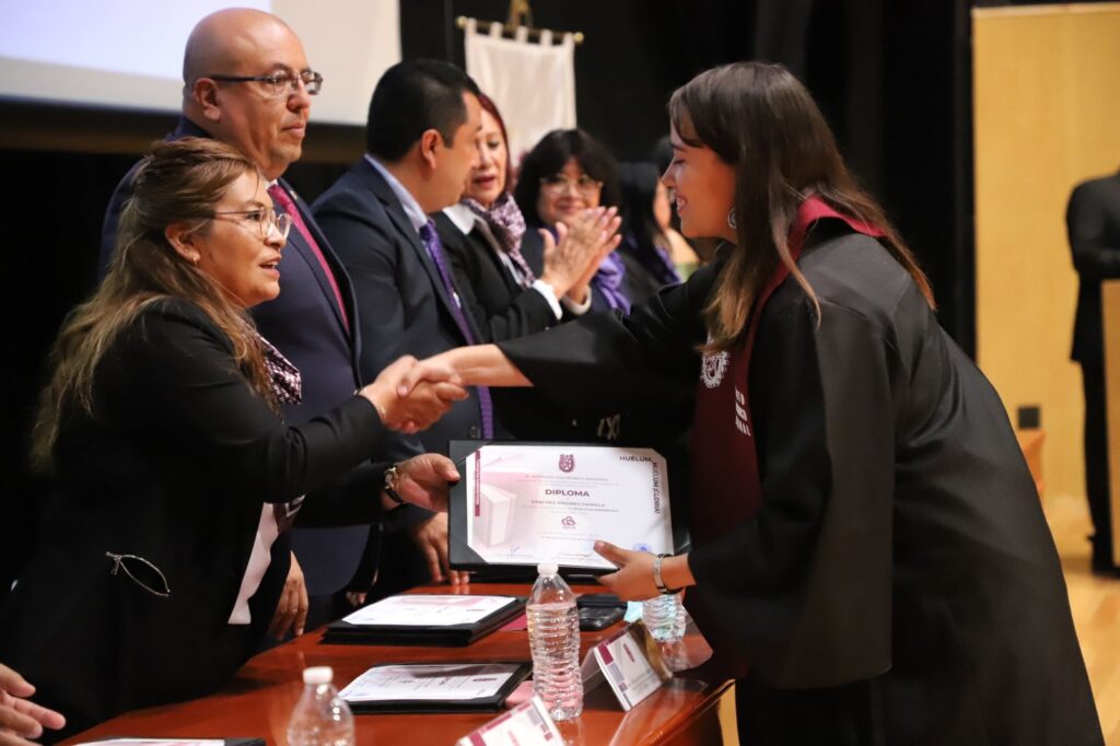 Alcaldesa de Tecámac reconoció esfuerzo de estudiantes de Aeronáutica, del CECyT 19