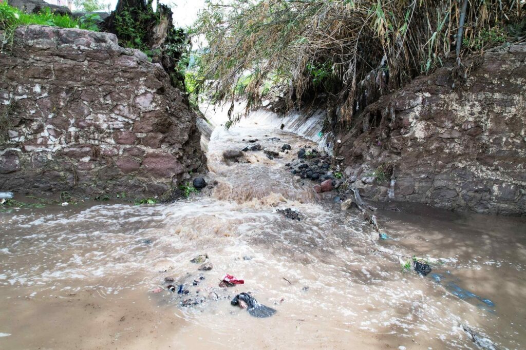 Retiran 150 toneladas de basura a la semana de canales y cañadas, en Ecatepec