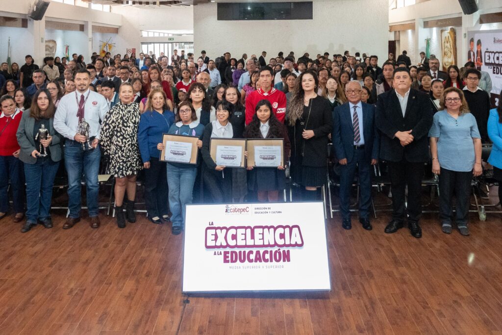 Reconocen a 100 estudiantes de excelencia en Ecatepec; les entregan monederos electrónicos