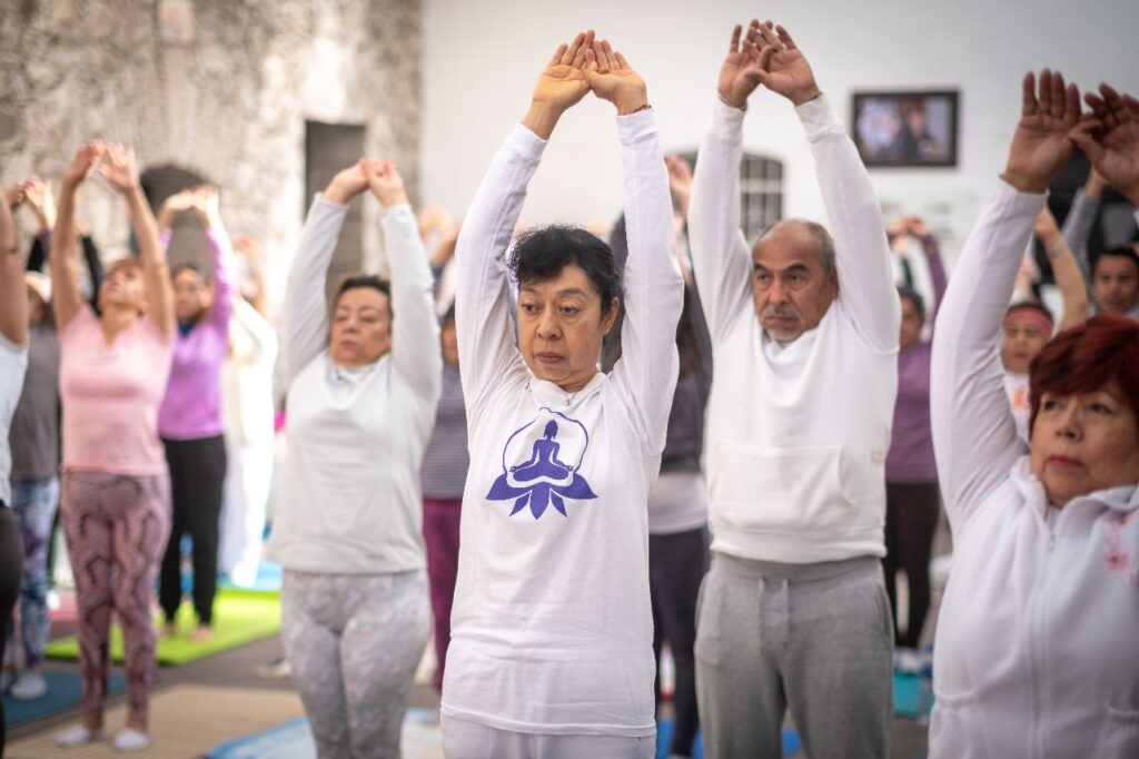 Impulsan la «buena vibra» con clase masiva de yoga, en Coacalco