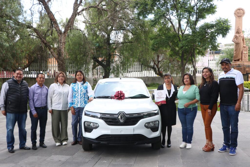 Contribuyentes cumplidos reciben auto y motocicletas tras rifa, en Chimalhuacán