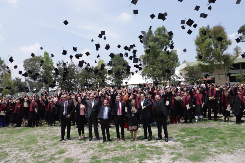 Llaman a graduados del Cecytem-Tecámac a seguir preparándose para enfrentar desafíos laborales