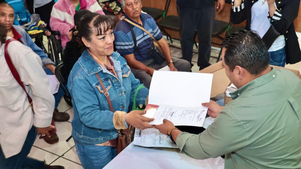 Entregan los primeros 300 títulos de propiedad a familias del ejido de San Juan Ixhuatepec