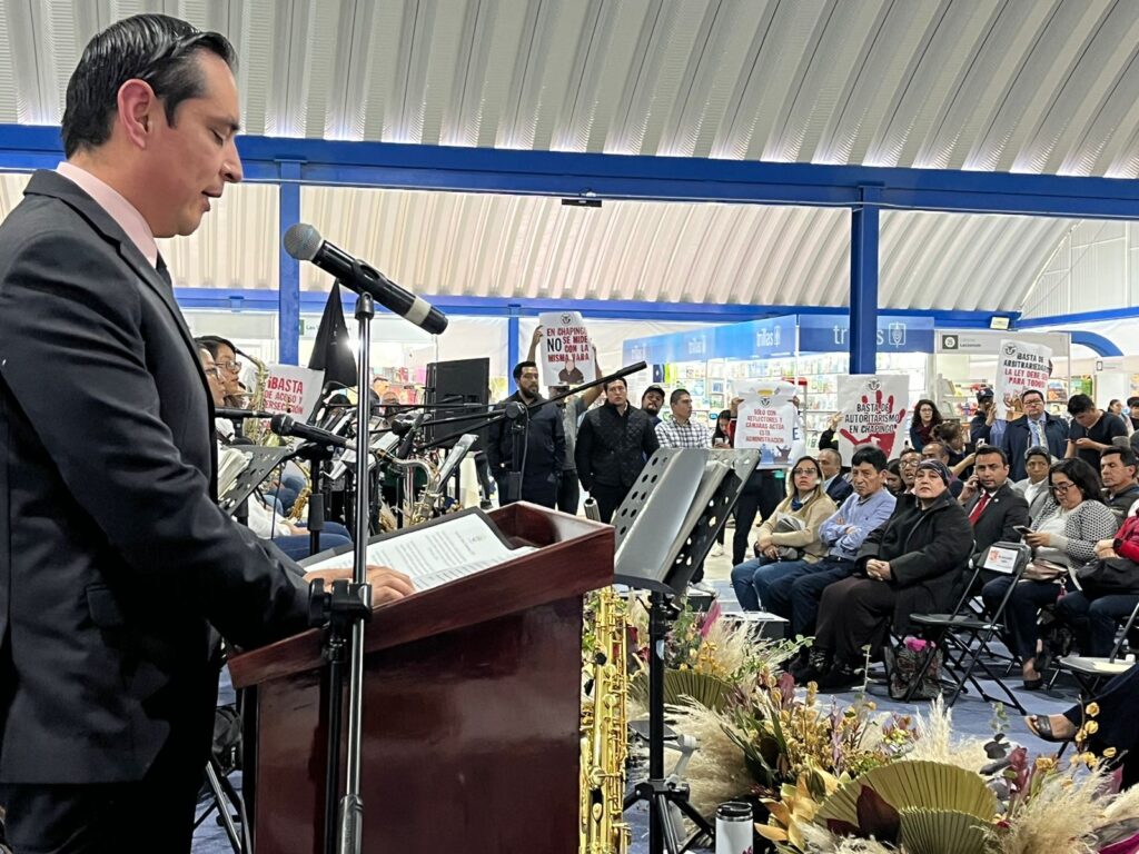 Protestan académicos en inauguración de la Feria del Libro de Chapingo; exigen cese a persecución