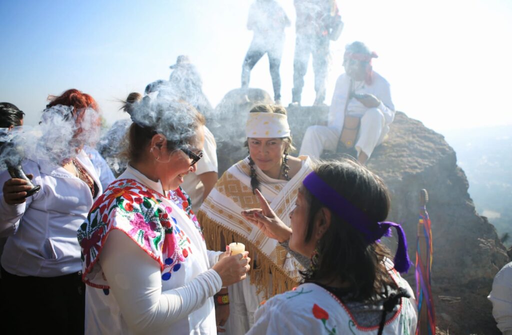 Líderes de pueblos originarios realizan ceremonia de Empoderamiento de Bastón de Mando para Azucena Cisneros