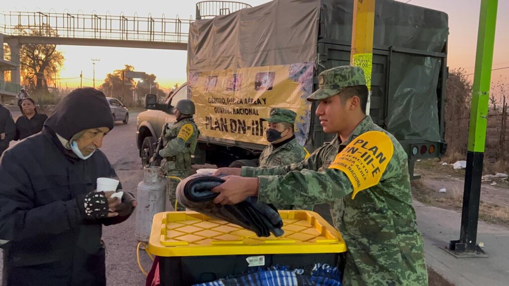 Auxilia el Ejército a población vulnerable de Tecámac y Zumpango por bajas temperaturas