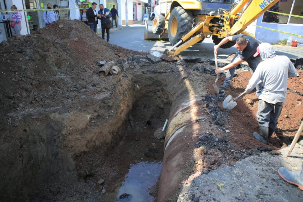 Clausuran  toma clandestina en tubería de agua potable de un metro de diámetro, en Ecatepec