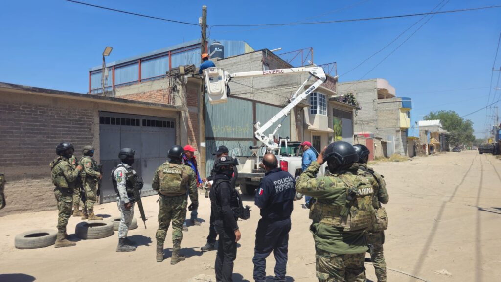 Retiran cámaras de vigilancia ilegales colocadas en postes de alumbrado público, en Ecatepec