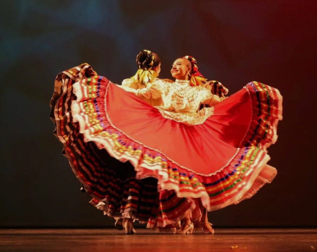 Jocelyn, talentosa bailarina de folklor, pone en alto el nombre de Coacalco