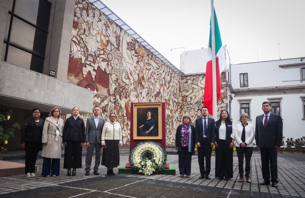 Bandera a media asta por Sara Pérez Romero, «Primera Dama de la Revolución»