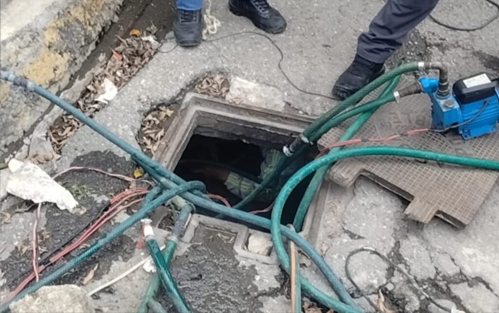 Detectan  65 tomas clandestinas en línea principal de agua potable y las clausuran, en Ecatepec