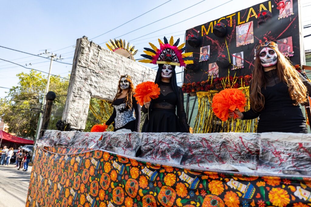 Colorido desfile de «catrinas» hizo las delicias de chicos y grandes en Coacalco