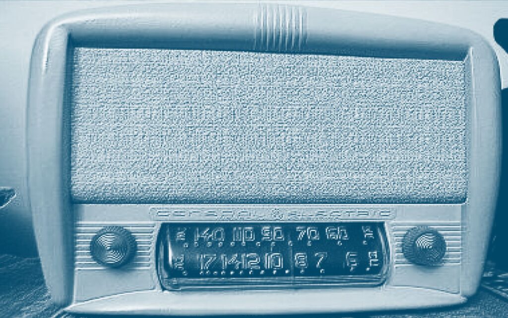 Diario Ejecutivo/Mi reino por un (una) radio/Roberto Fuentes Vivar