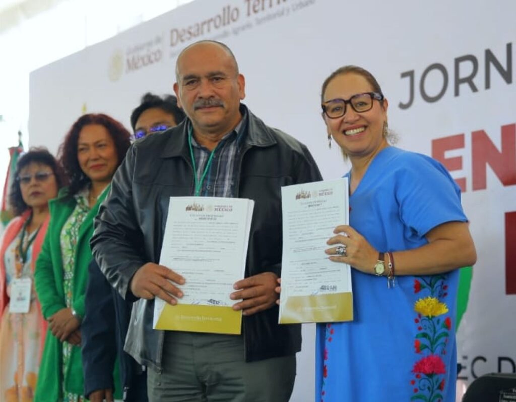 Tras 40 años de espera, 386 familias de Ecatepec reciben títulos de propiedad