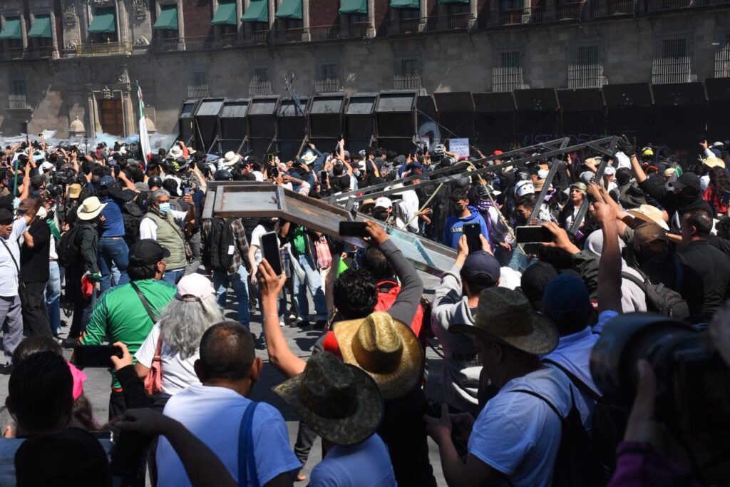 Diario Ejecutivo/La marcha de la deslealtad/Roberto Fuentes Vivar