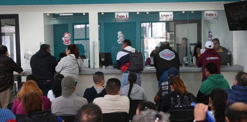 Apoyan economía de familias con descuentos en pagos de predial y agua, en Tecámac